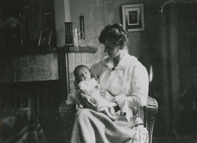874840 Portret van mevrouw van Doesum met een drie maanden oude baby op schoot, in de woonkamer op de eerste verdieping ...